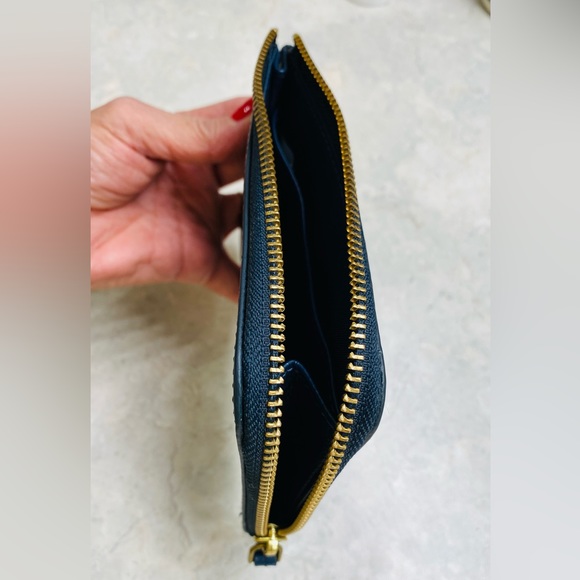 Fossil Cowhide Corner Zip Around Passport/Wallet - Picture 9 of 13